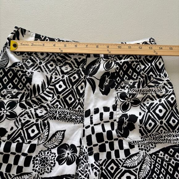 Chico's Women's Size 1 Medium Black and Whire Floral Geometric Capri Crop Pants - Picture 5 of 11